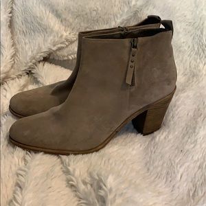 ⚡️Flash sale⚡️ Taupe suede bootie